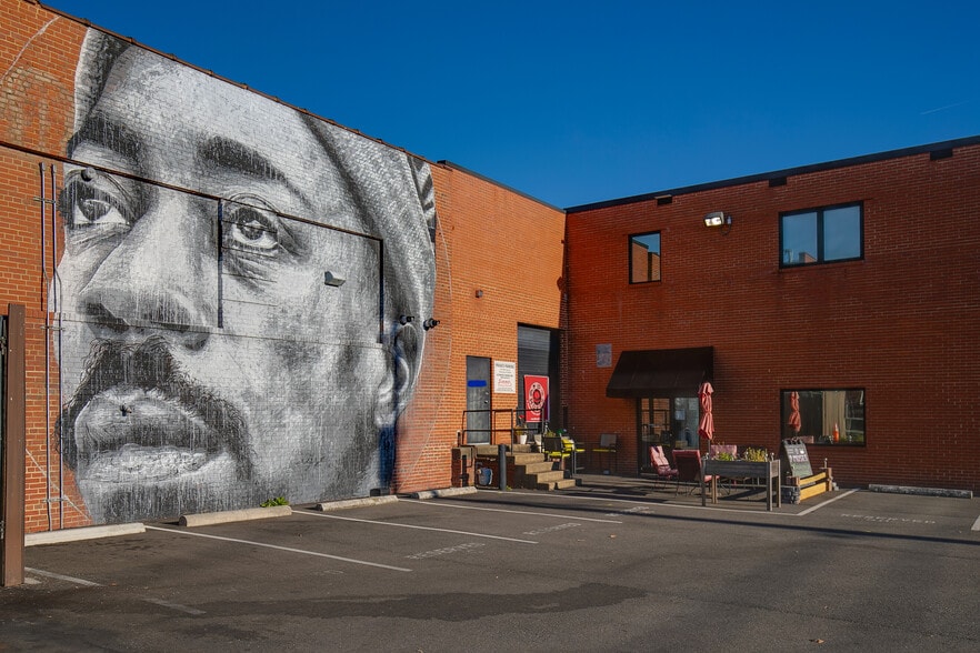 More Photos Of 3310 W Clay St, Richmond Showroom For Lease