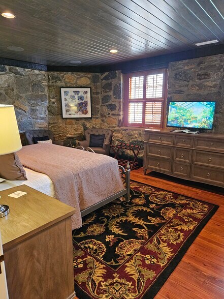 More Photos Of 60 Woodside Dr, Brevard Hospitality For Sale