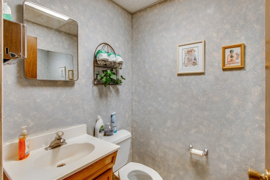 More Photos Of 28640 Gratiot Ave, Roseville Freestanding For Sale