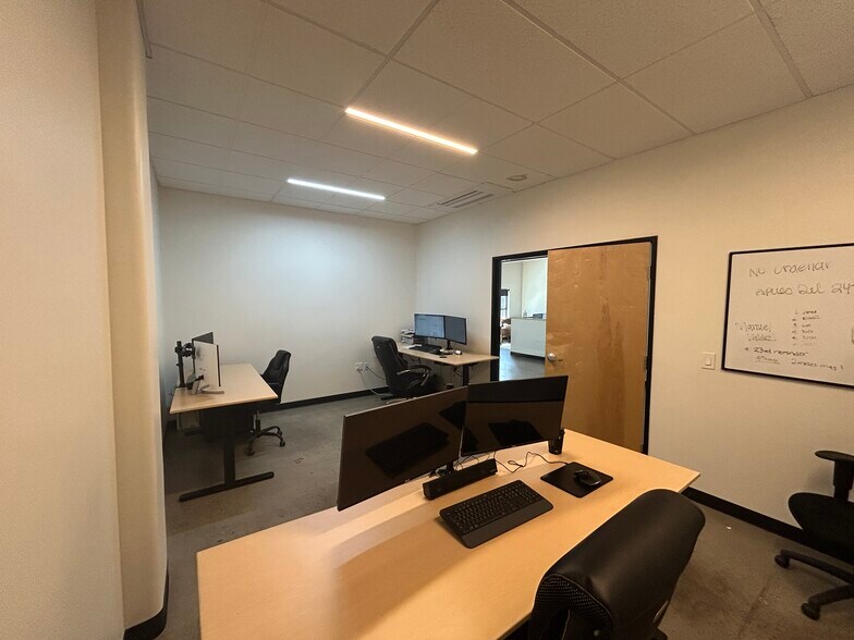 More Photos Of 5615 S Hood Ave, Portland Office For Sale