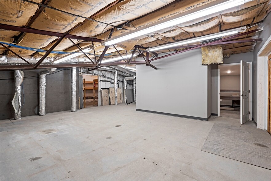 More Photos Of 325 E State Ave, Tonganoxie Auto Dealership For Lease