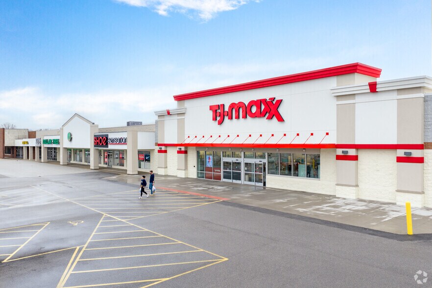 More Photos Of 1331-1335 E Jackson St, Macomb Storefront For Sale