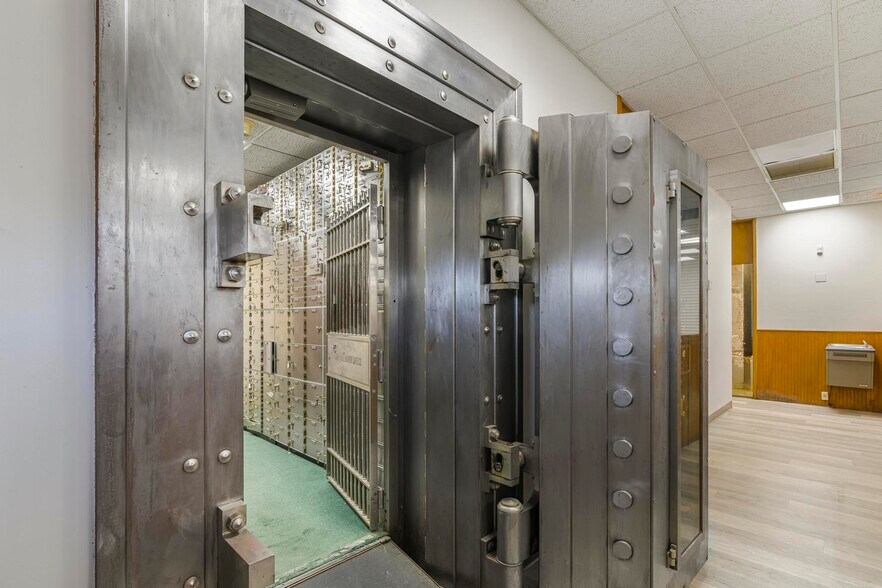 More Photos Of 1750 NE 8th St, Homestead Bank For Lease