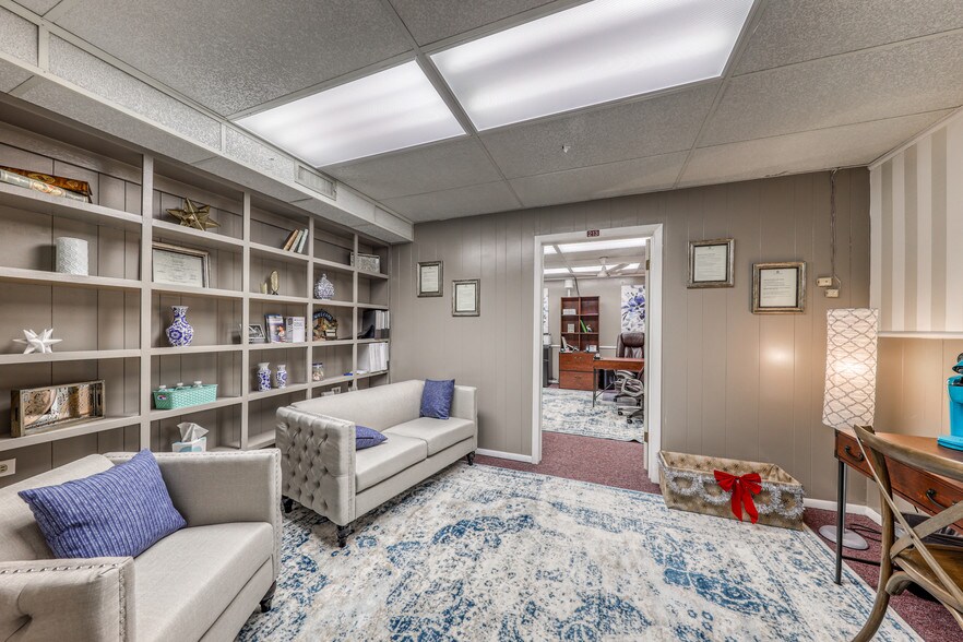 More Photos Of 119 N Main St, Weatherford Office For Sale