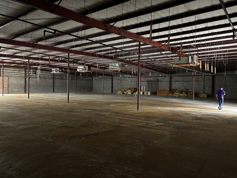 More Photos Of 201 N Pacific St, Conroe Freestanding For Lease