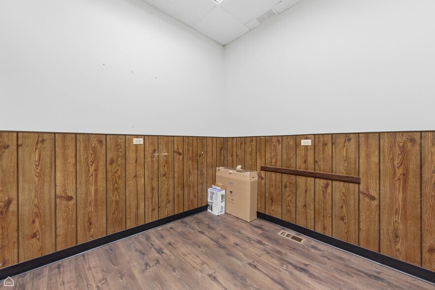 More Photos Of 8507 S Roberts Rd, Justice Veterinarian Kennel For Sale