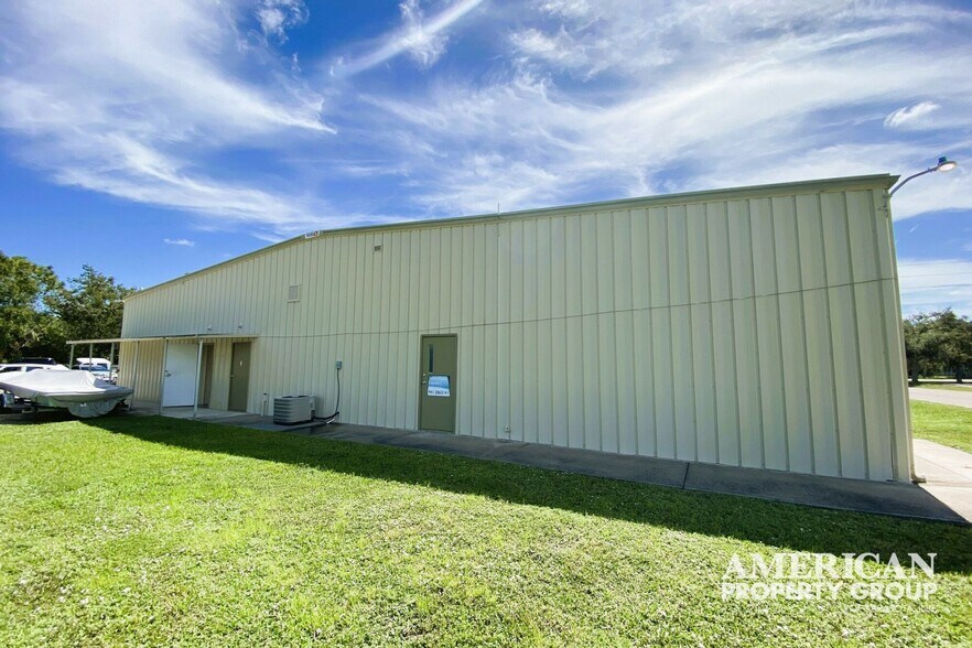 More Photos Of 976 S River Rd, Englewood Warehouse For Lease