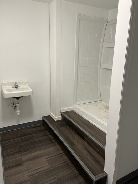 More Photos Of 108 S Walnut Cir, Greensboro Warehouse For Sale