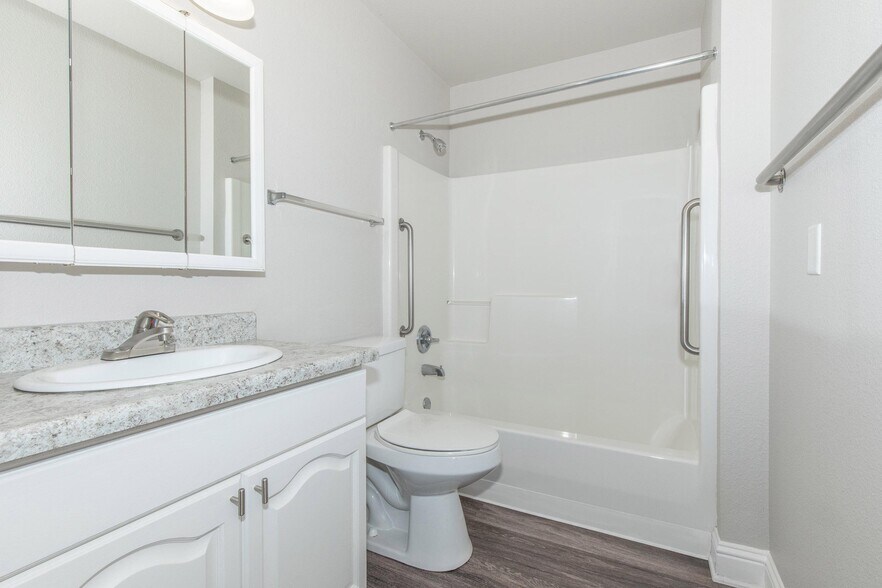 More Photos Of 1027 Washington Ave, Golden Apartments For Lease