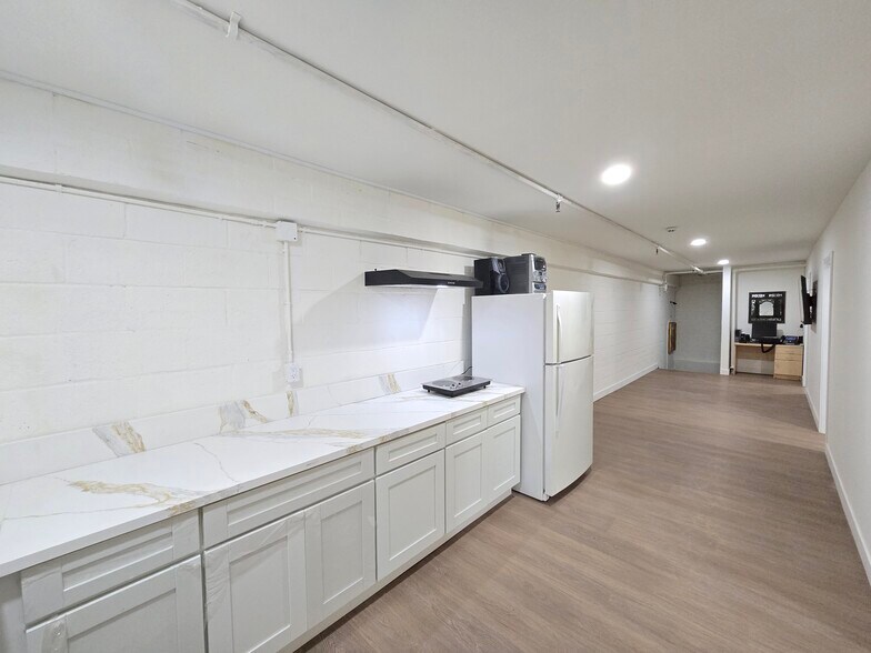 More Photos Of 3000 S Grand Ave, Los Angeles Warehouse For Lease