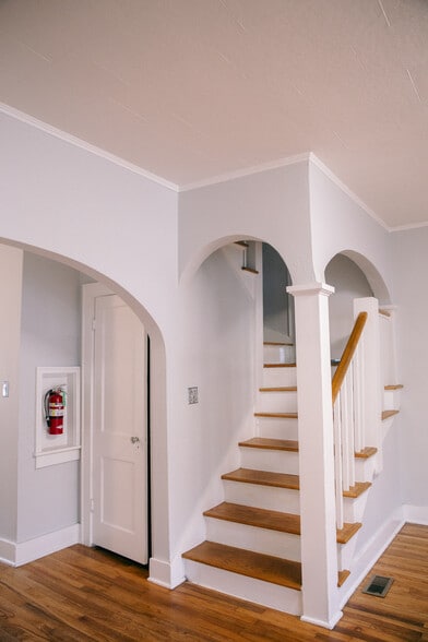 More Photos Of 355 N College Ave, Fayetteville Office Residential For Lease