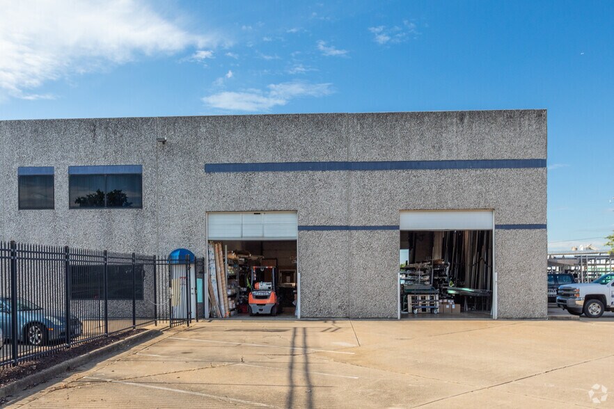 More Photos Of 105 Executive Dr, Sterling Light Distribution For Lease