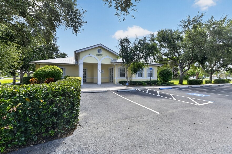 More Photos Of 2555 Pinellas Point Dr S, Saint Petersburg Veterinarian Kennel For Sale