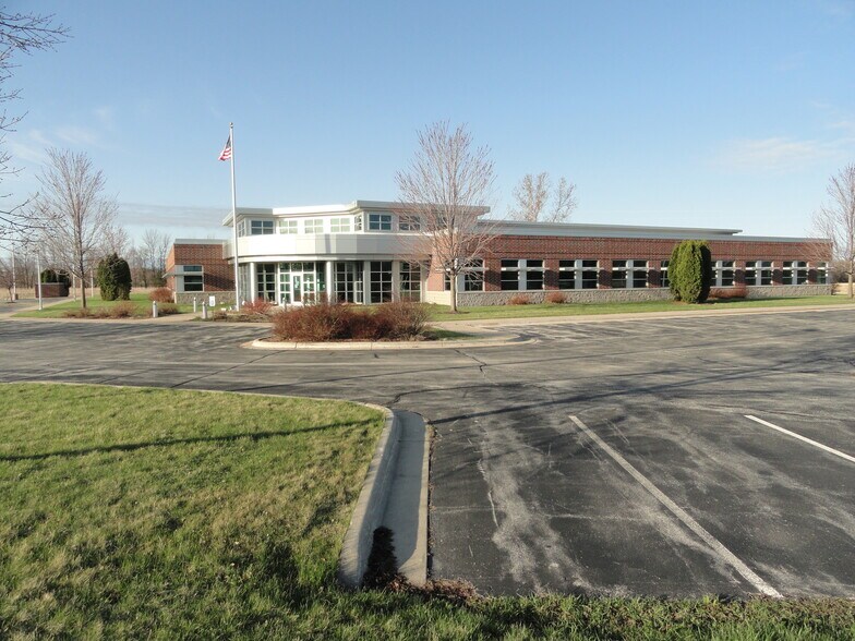 More Photos Of 2571 S Hemlock Rd, Green Bay Office For Sale