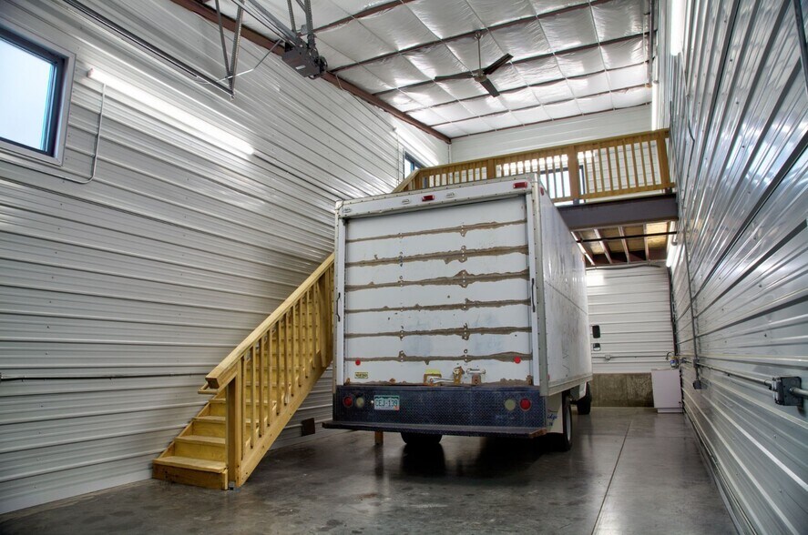 More Photos Of 560-580 Ames St, Lakewood Industrial For Lease