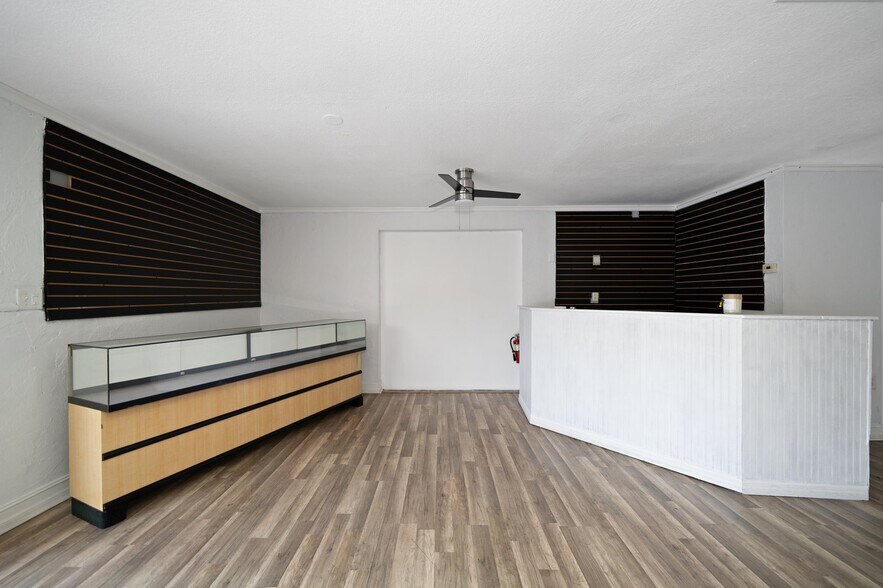 More Photos Of 1631 W Bay Dr, Largo Veterinarian Kennel For Sale