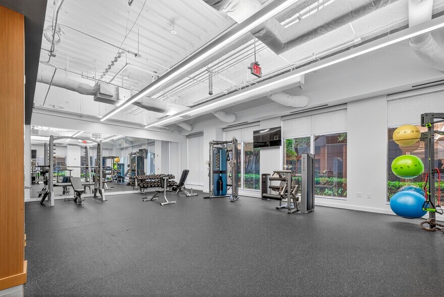 More Photos Of 10101 Reunion Pl, San Antonio Unknown For Lease