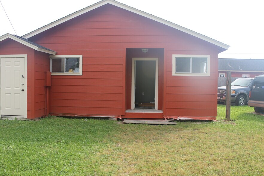 More Photos Of 620 Brazosport Blvd N, Clute Flex For Lease