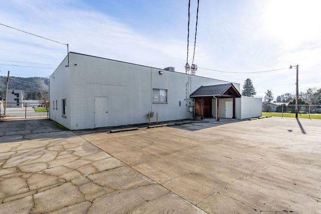 Primary Photo Of 1596 NW Washington Blvd, Grants Pass Industrial For Sale
