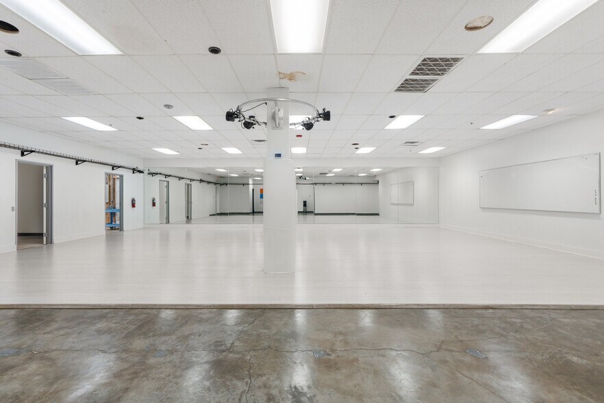 More Photos Of 13702 Gamma Rd, Dallas Light Manufacturing For Sale