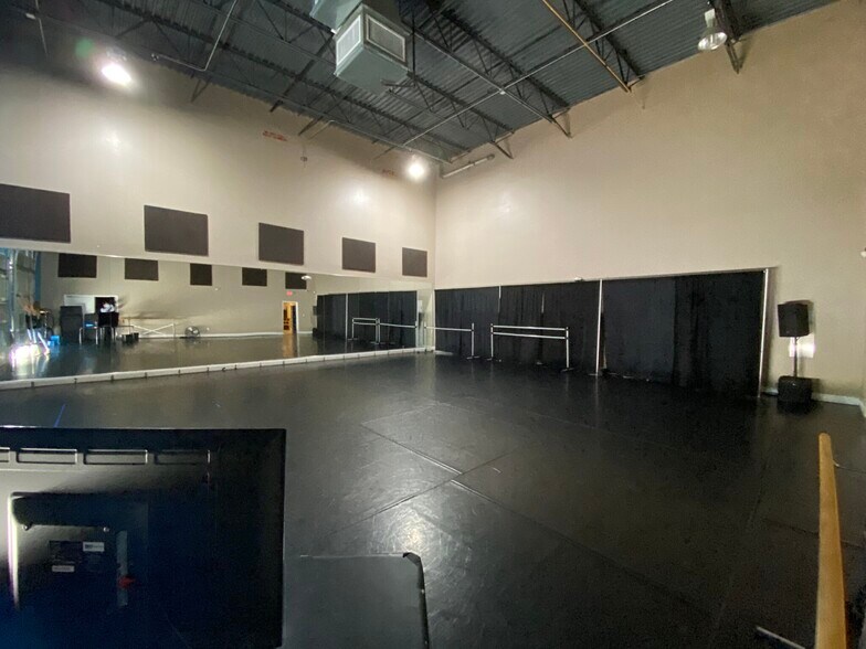 More Photos Of 6557 Hazeltine National Dr, Orlando Distribution For Lease