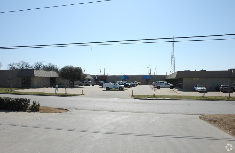 More Photos Of 2650 Lombardy Ln, Dallas Light Manufacturing For Lease