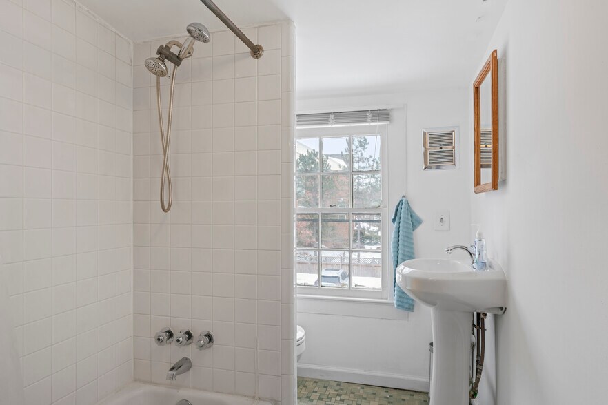 More Photos Of 4235 Chain Bridge Rd, Fairfax Office For Sale