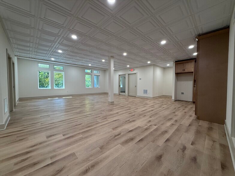 More Photos Of 1792 Woodstock Rd, Roswell Office For Lease