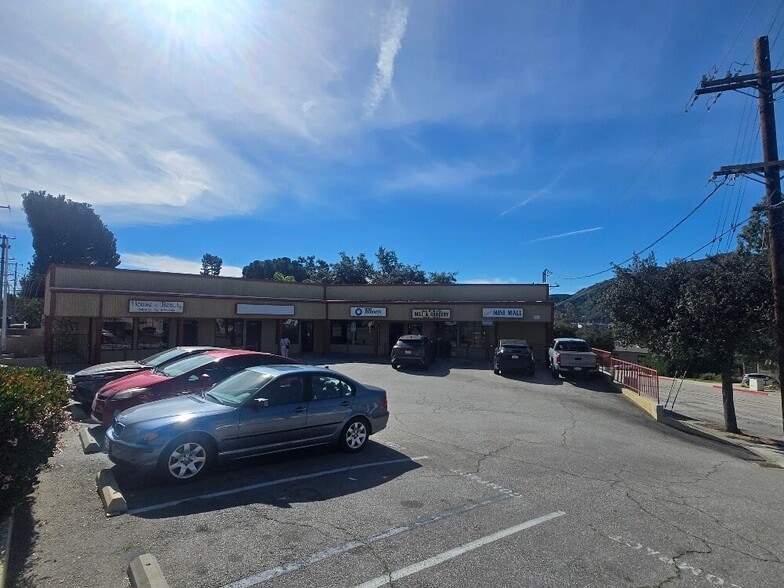 More Photos Of 4050 La Crescenta Ave, Montrose Storefront For Lease