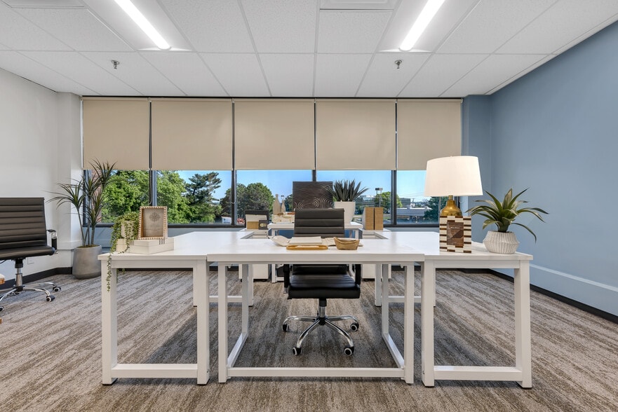More Photos Of 2055 Craigshire Rd, Saint Louis Office For Lease