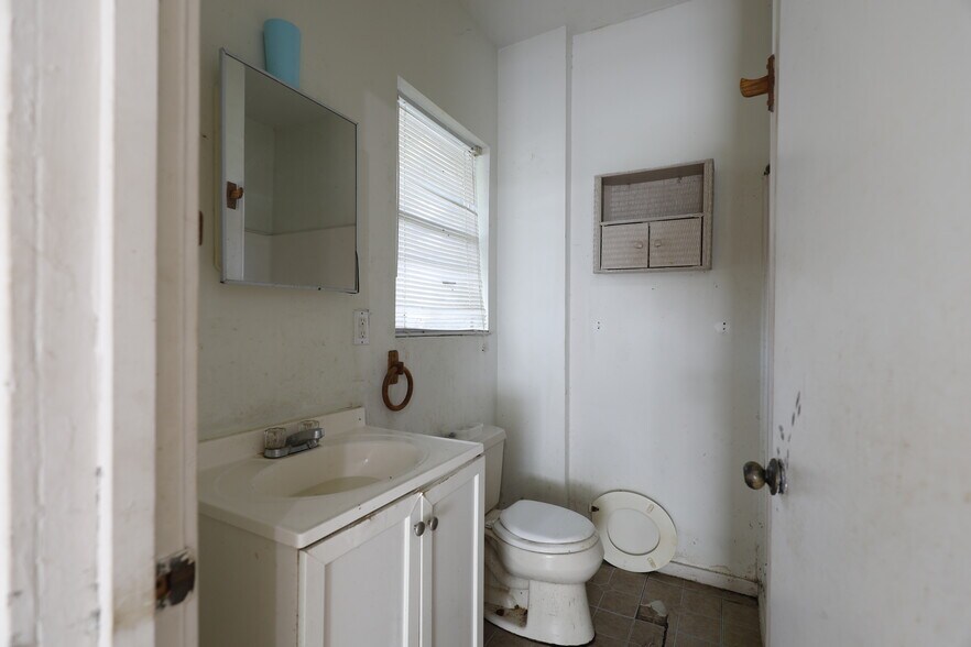 More Photos Of 2747 Eaton ave, Lakeland Specialty For Sale