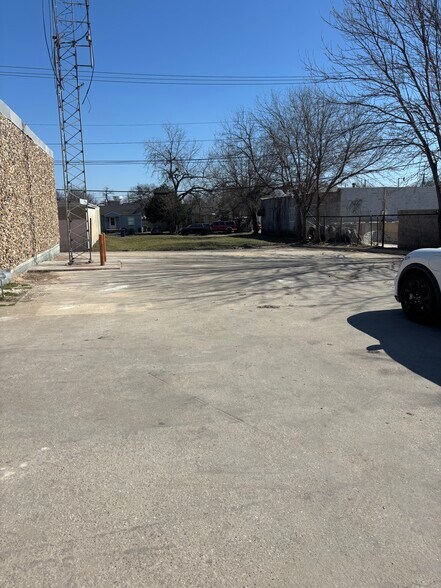 More Photos Of 220 Rayburn St, Garland Flex For Lease