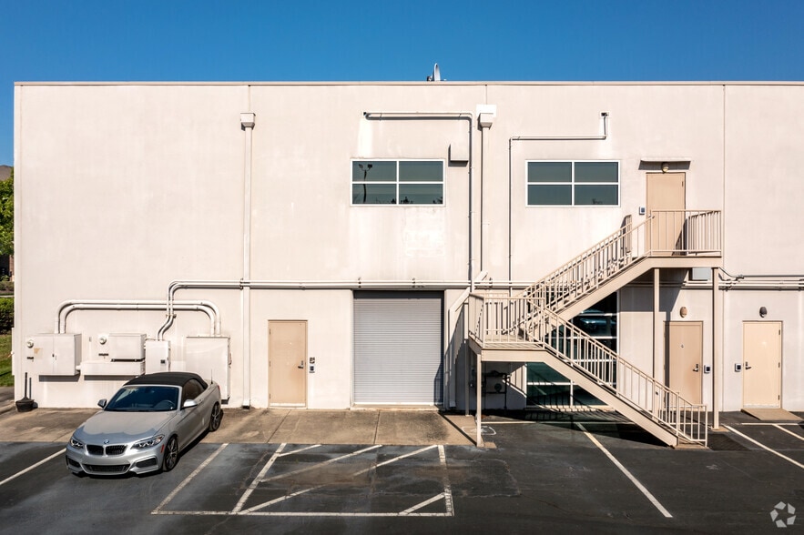 More Photos Of 8809 Lenox Pointe Dr, Charlotte Light Distribution For Lease