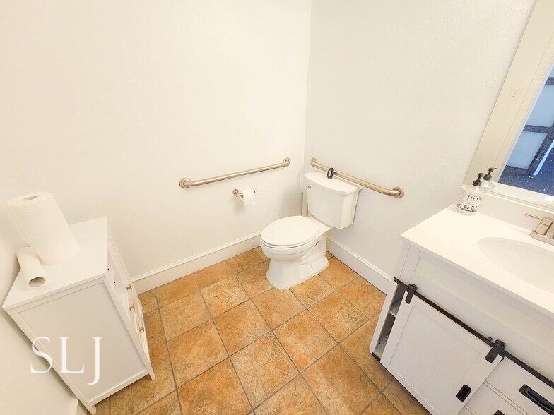 More Photos Of 2928 Inwood Rd, Dallas Medical For Lease