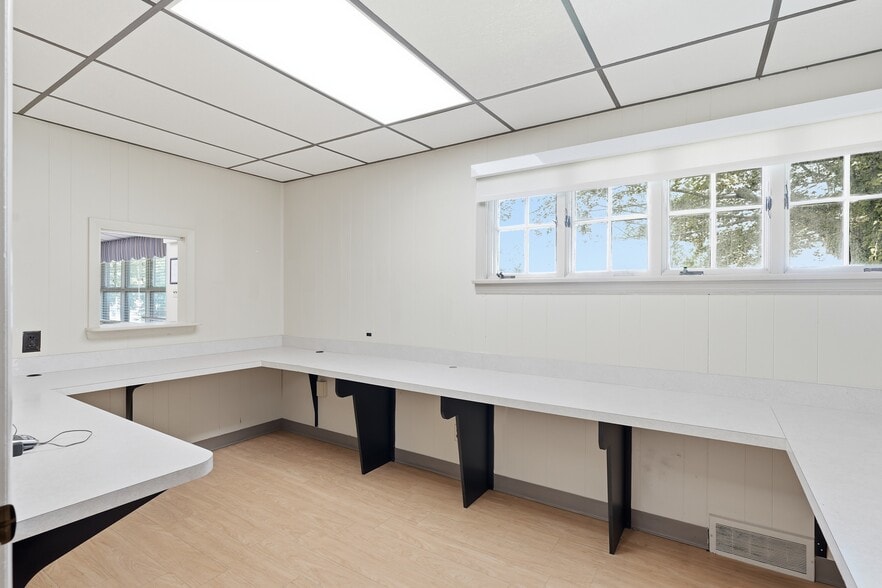 More Photos Of 222 Gibbsboro Rd, Clementon Office For Sale