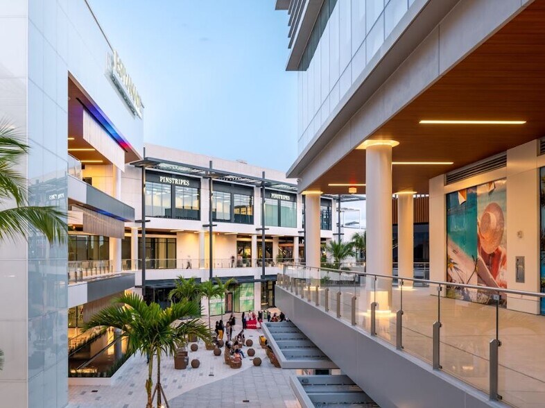 More Photos Of 19505 Biscayne Blvd, Miami General Retail For Lease