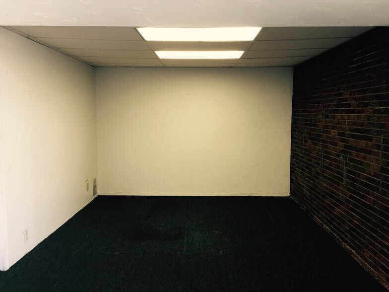 More Photos Of 5412-5414 N Rockwell Ave, Bethany Warehouse For Lease