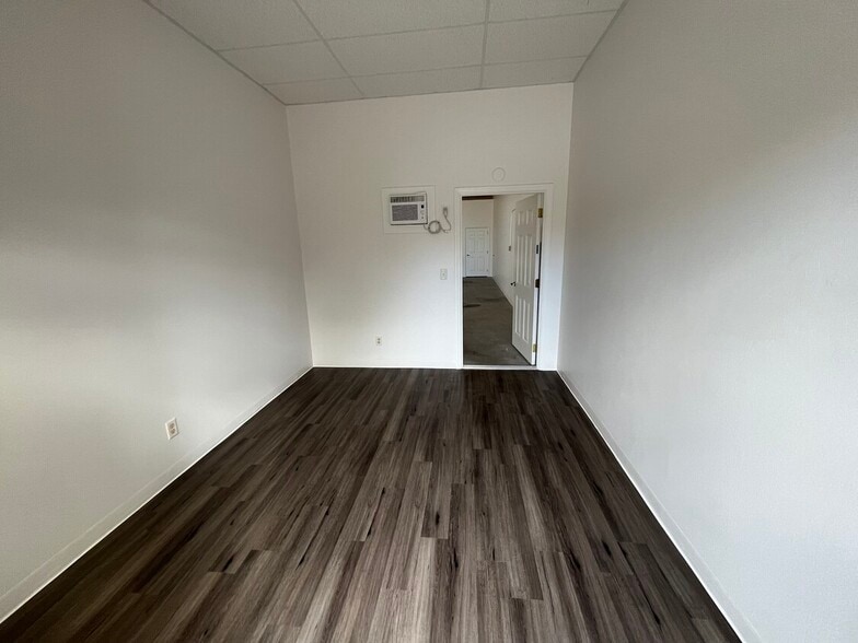 More Photos Of 877 NE 27th Ln, Cape Coral Distribution For Lease