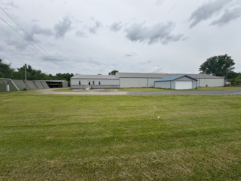 More Photos Of 2020 Chambersburg Rd, Gettysburg Warehouse For Lease