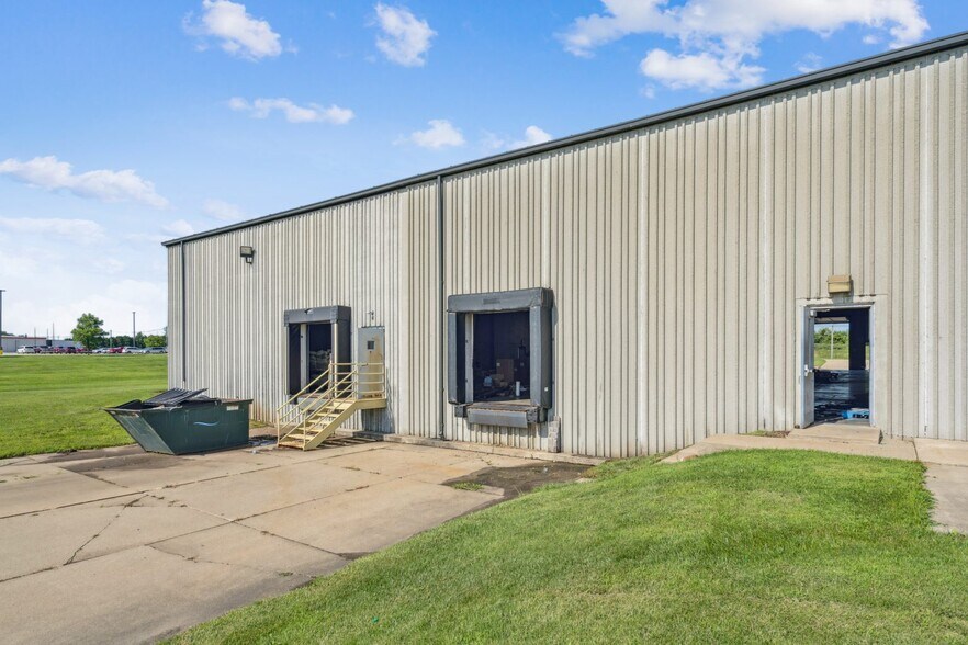 More Photos Of 701 Technology Pl, Waverly Manufacturing For Lease