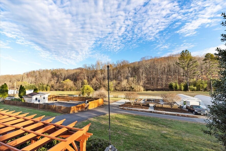 More Photos Of 1356 Coopers Cove Rd, Hardy Specialty For Sale