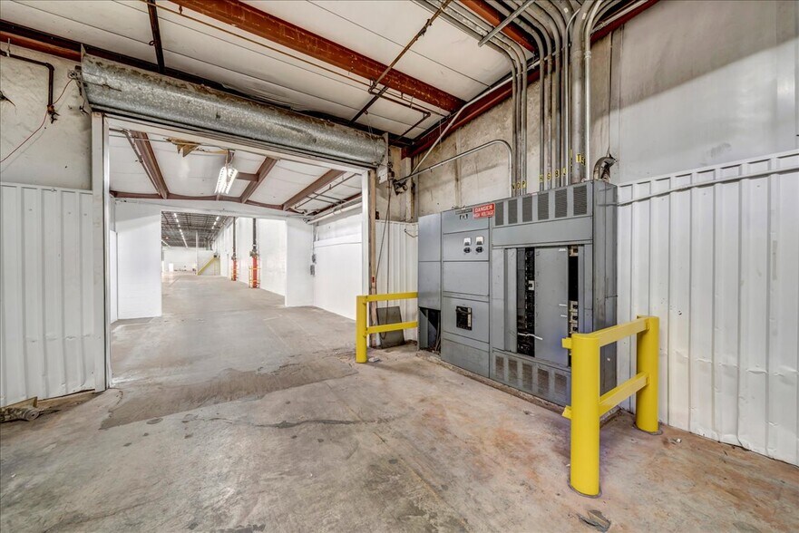 More Photos Of 206 Mathews St, Barnesville Distribution For Sale