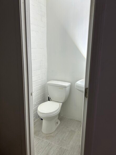 More Photos Of 1400 S Olive St, Los Angeles Office For Lease