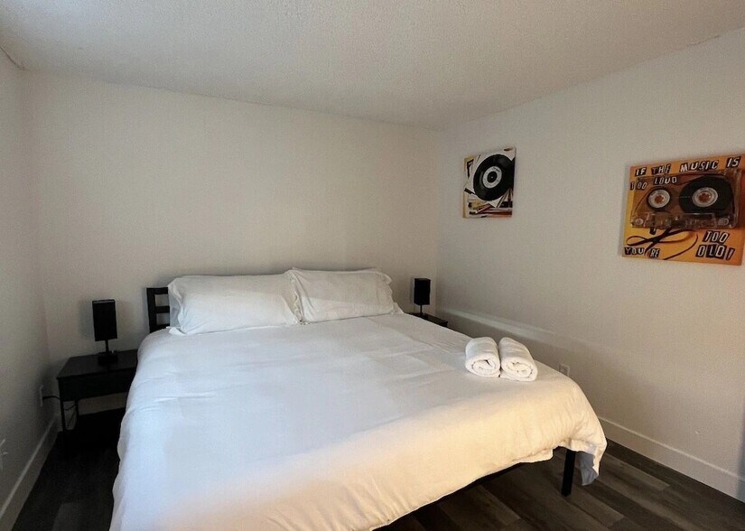 More Photos Of 2201 E Cactus Rd, Phoenix Apartments For Sale