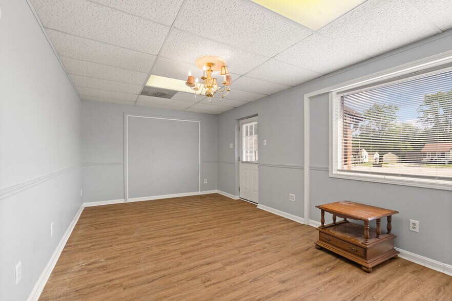 More Photos Of 756 Lakeshore Dr, Scottsburg Flex For Sale