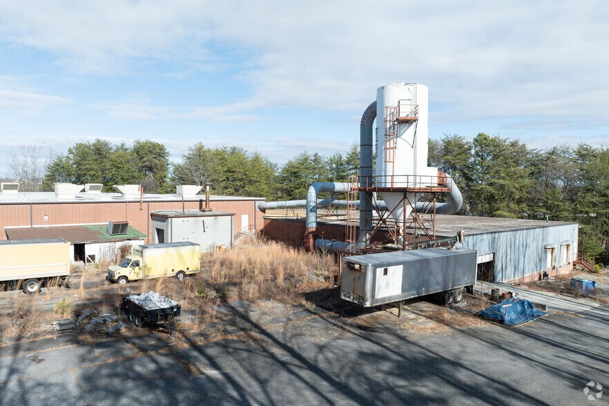 More Photos Of 980 3rd Ave SE, Hickory Warehouse For Sale