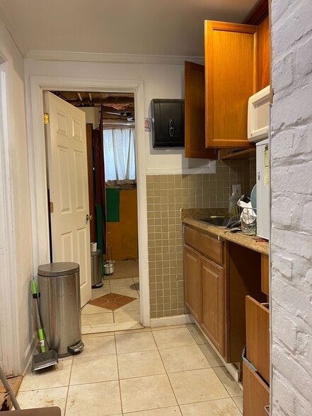 More Photos Of 406 5th St NW, Washington Office For Lease