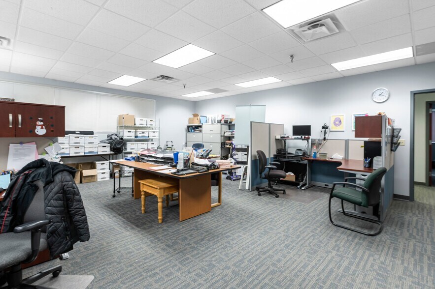 More Photos Of 501-617 Travelers Trl, Burnsville Research And Development For Lease