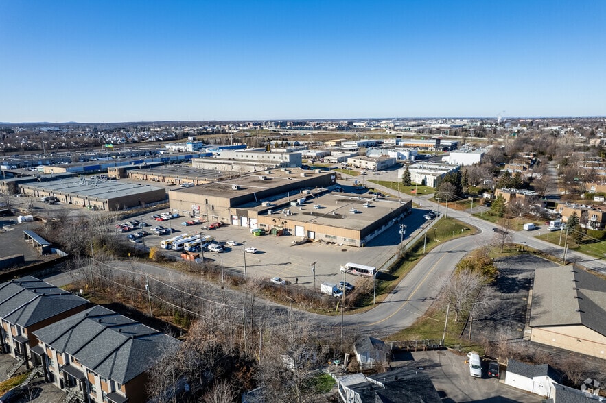 More Photos Of 89-95 Boul des Entreprises, Boisbriand Warehouse For Lease