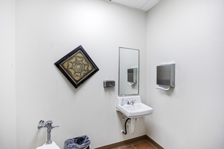 More Photos Of 802 E Expressway 83, La Joya General Retail For Sale